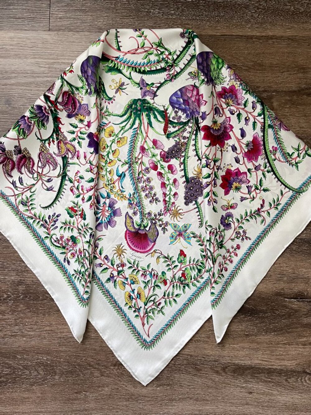 Display #3 Gucci Scarf Off White Classic Floral Print Silk Wrap NWT